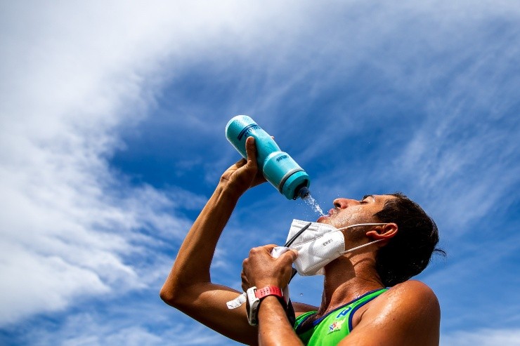 Buda Mendes/Getty Images - Caio Bonfim se hidratando