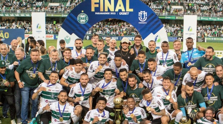 Foto: Robson Mafra/AGIF - Coxa bateu o Maringá para ficar com o título estadual