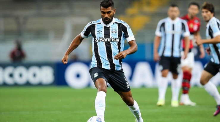 Foto: Pedro H. Tesch/AGIF - Thiago Santos: perdeu espaço e deve deixar o Grêmio 