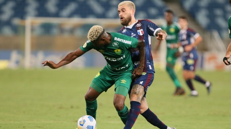 Gil Gomes/AGIF - Cafu em ação pelo Dourado