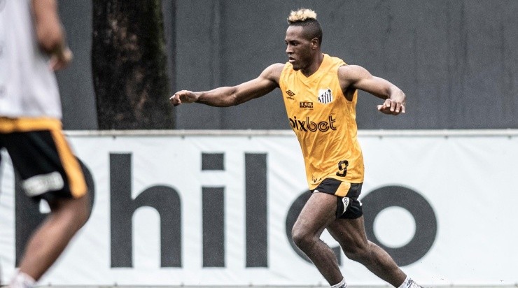 Jhojan Julio deverá começar a partida contra o Fluminense no banco de reservas. Foto: Ivan Storti/ Santos