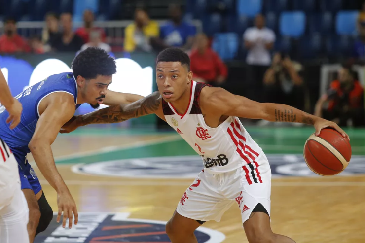 Yago Santos em ação na Champions League de Basquete contra o Minas — Foto: Gilvan de Souza/Flamengo Yago Santos em ação na Champions League de Basquete contra o Minas — Foto: Gilvan de Souza/Flamengo