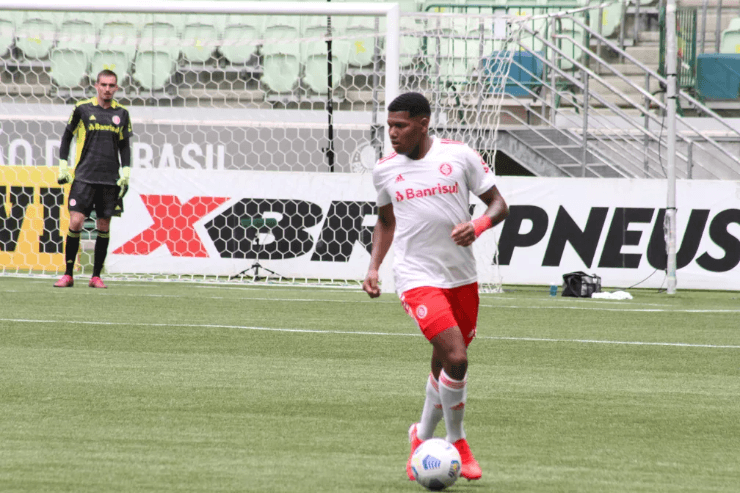 Thauan Lara foi campeão da tríplice coroa no sub-20 do Inter em 2021 — Foto: Jota Finkler/SC Internacional