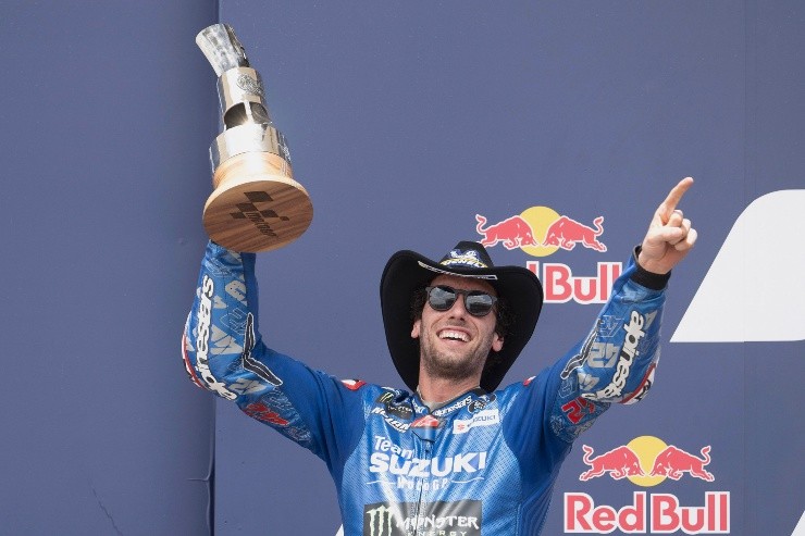 Mirco Lazzari gp/Getty Images - Enea bastiani com o troféu da prova na mão