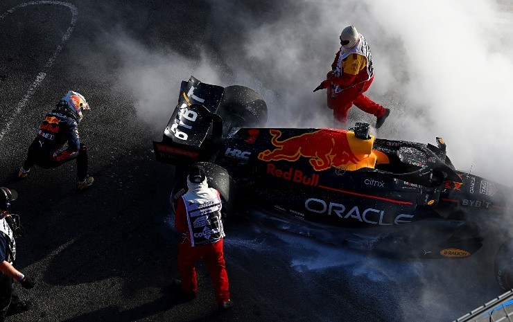 Clive Mason/Getty Images - Verstappen com seu carro danificado Clive Mason/Getty Images - Verstappen com seu carro danificado