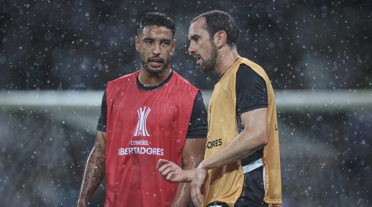 Foto: Pedro Souza / Atlético / Divulgação - Nathan Silva e Godín: dupla foi titular no clássico com o América