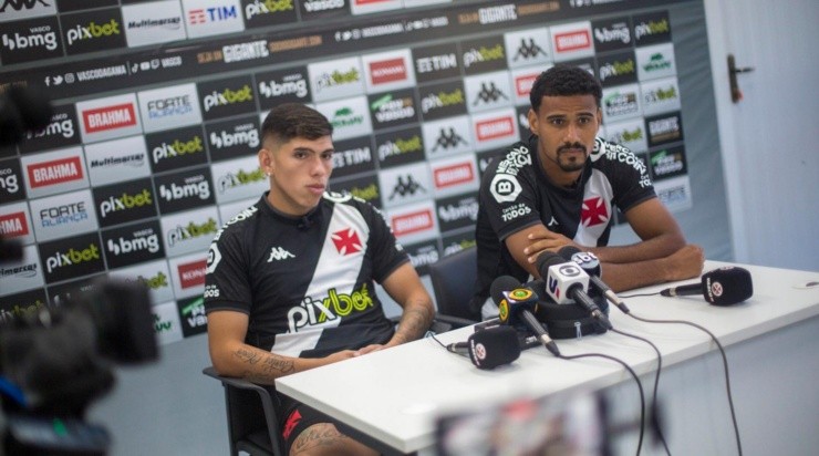 Foto: Daniel Ramalho/CRVG/Divulgação - Palacios foi apresentado no Vasco ao lado de Gabriel Dias, também ex-Inter
