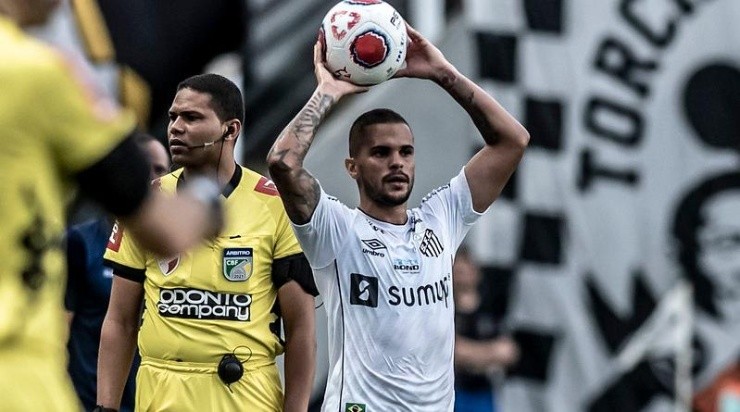 Foto: Ivan Storti/Santos FC/Divulgação - Auro soma quatro atuações pelo Peixe, sendo três pelo Paulistão e uma na Copa do Brasil
