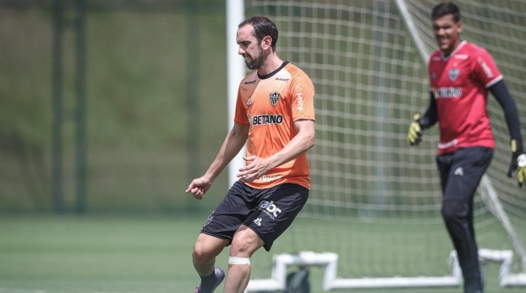 A diretoria do Atlético saiu em defesa de Godín após ataque dos torcedores ao zagueiro uruguaio