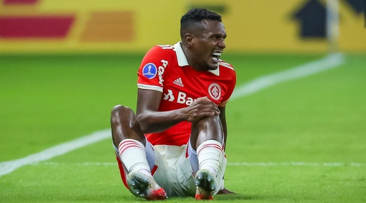 Pedro H. Tesch/AGIF - Momento em que Edenilson se machuca pelo Inter