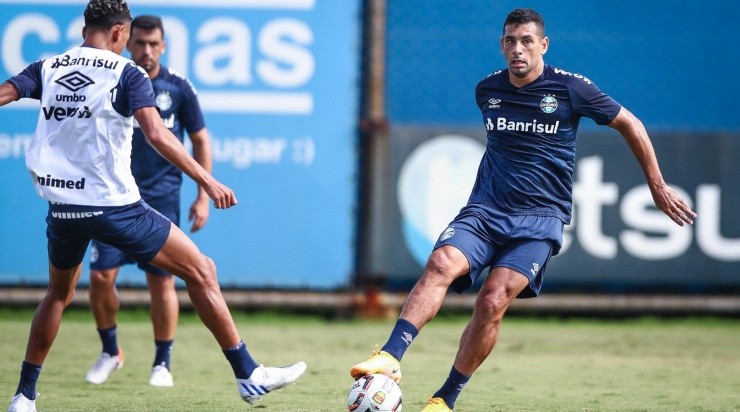 Foto: Lucas Uebel/Grêmio/Divulgação - Diego Souza: deve retornar diante do Guarani