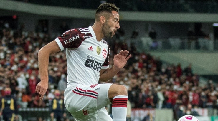 Jornalista quer que Isla seja titular contra o Palmeiras. Foto:Robson Mafra/AGIF