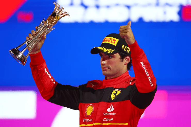 Carlos Sainz segue na equipe até 2024 — Foto: Eric Alonso/Getty Images