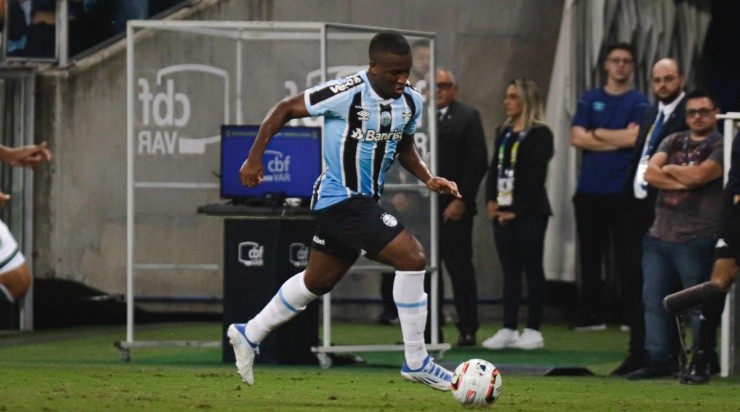 Foto: Maxi Franzoi/AGIF - Entrada de Elias foi exaltada por Roger.