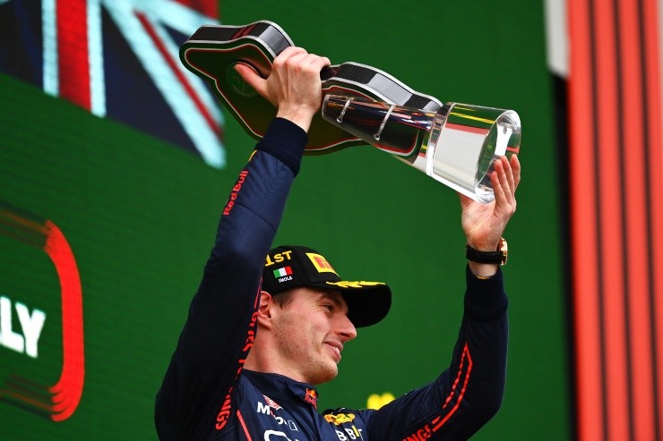 Dan Mullan/Getty Images - Verstappen com o troféu de vencerdor da corrida