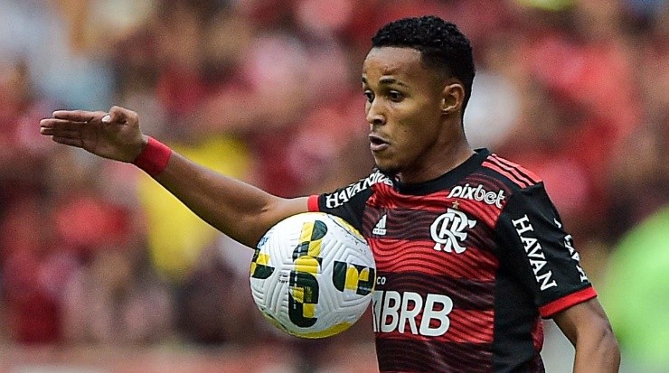 Foto: Thiago Ribeiro/AGIF - Lázaro foi cobrado pelo português.