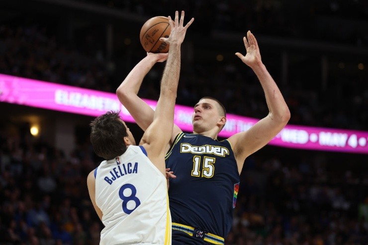 Matthew Stockman/Getty Images - Duelo entre Golden State e Denver Nuggets