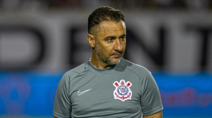 Foto: Marcos Zanutto/AGIF - Vítor Pereira optou por um time misto e foi criticado.