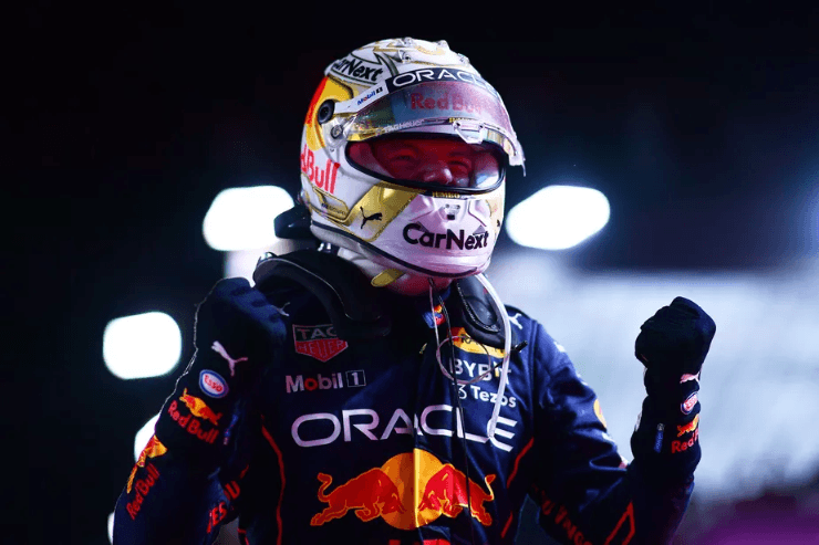 Mario Renzi/F1 via Getty Images - Max Verstappen festejando mais uma vitória na carreira
