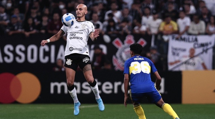 Foto: Ettore Chiereguini/AGIF - Atuação de Fábio Santos rendeu elogios.