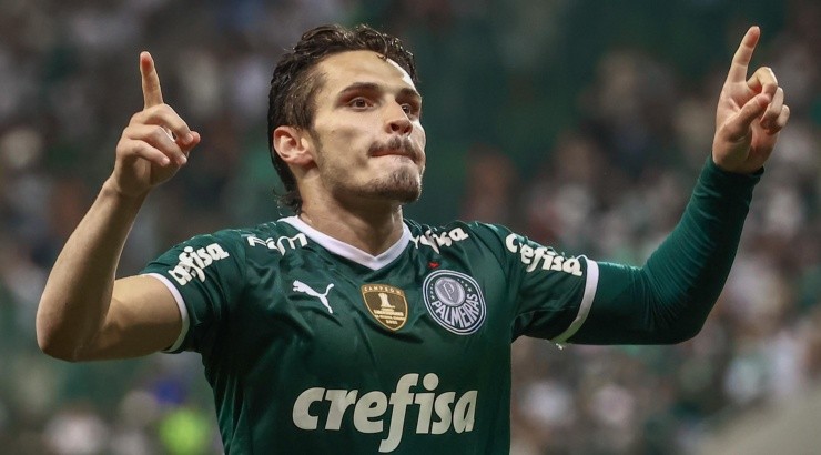 Foto: Marcello Zambrana/AGIF - Veiga esteve envolvido no lance.