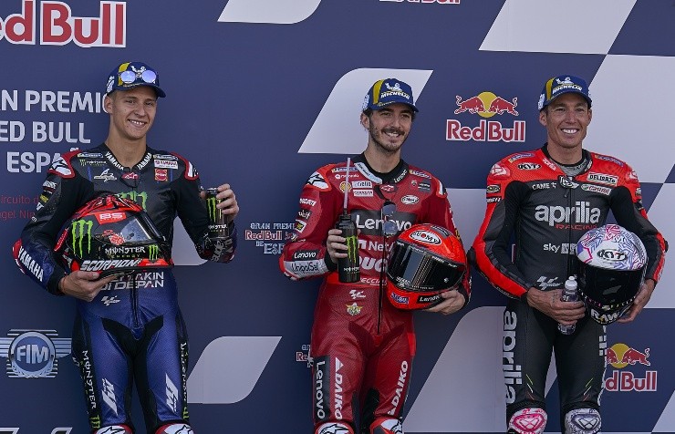Fabio Quartararo, Francesco Bagnaia e Aleix Espargaro formaram o pódio neste domingo. Pablo Morano/Anadolu Agency via Getty Images
