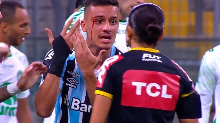 Foto: Reprodução SPORTV - Lance polêmico de Ricardinho contra Chapecoense. 