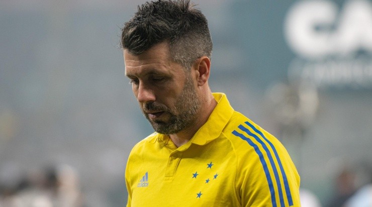  Alessandra Torres/AGIF - Pezzolano procura sucesso na raposa. 