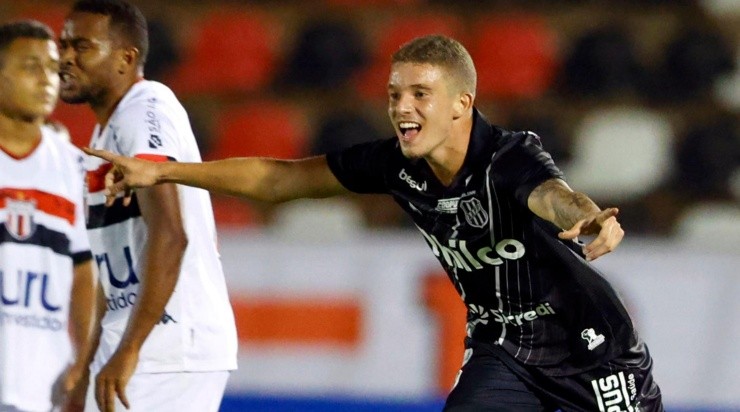 Thiago Calil/AGIF - Léo Naldi pela Ponte. 