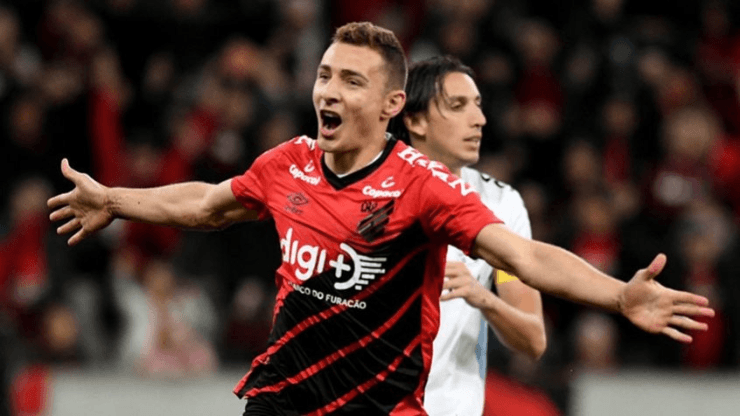 Marco Rubem com a camisa de Athletico Paranaense (Foto: Miguel Locatelli/Athletico-PR)