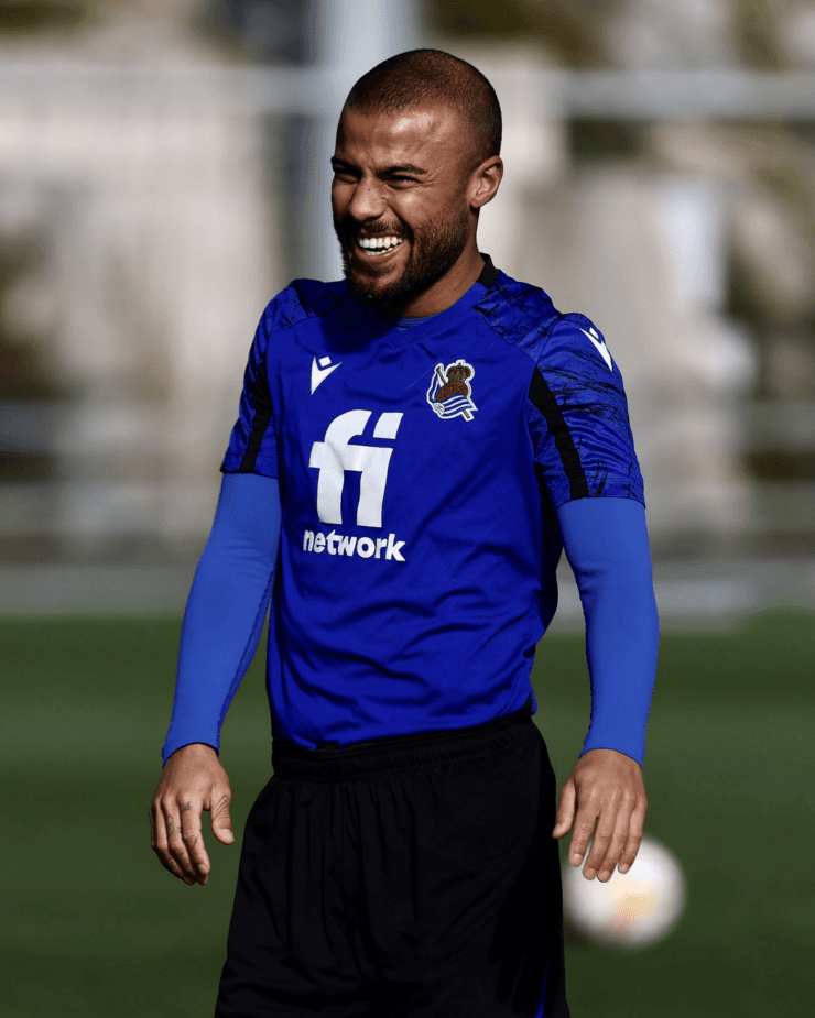Rafinha com a camisa da Real Sociedad (Foto: Twitter oficial da Real Sociedad)