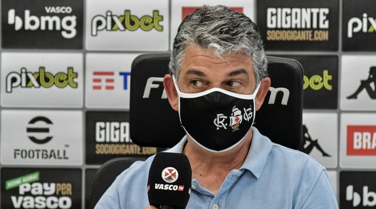 Foto: Thiago Ribeiro/AGIF - Carlos Brazil é outro que está na corda bamba.