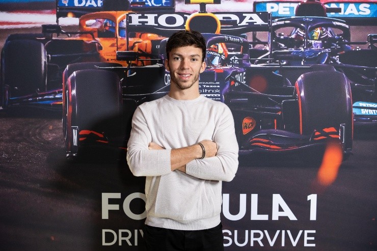 Jeff Spicer - Formula 1/Formula 1 via Getty Images - Gasly em frente ao banner da série Drive To Survive
