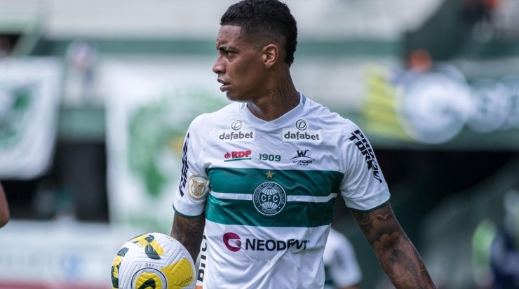 Foto: Robson Mafra/AGIF - Alef Manga: volta ao time titular do Coritiba contra o Santos, na Copa do Brasil