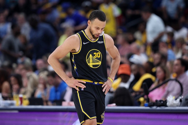 Andy Lyons/Getty Images - Curry cabisbaixo após derrota dos Warriors