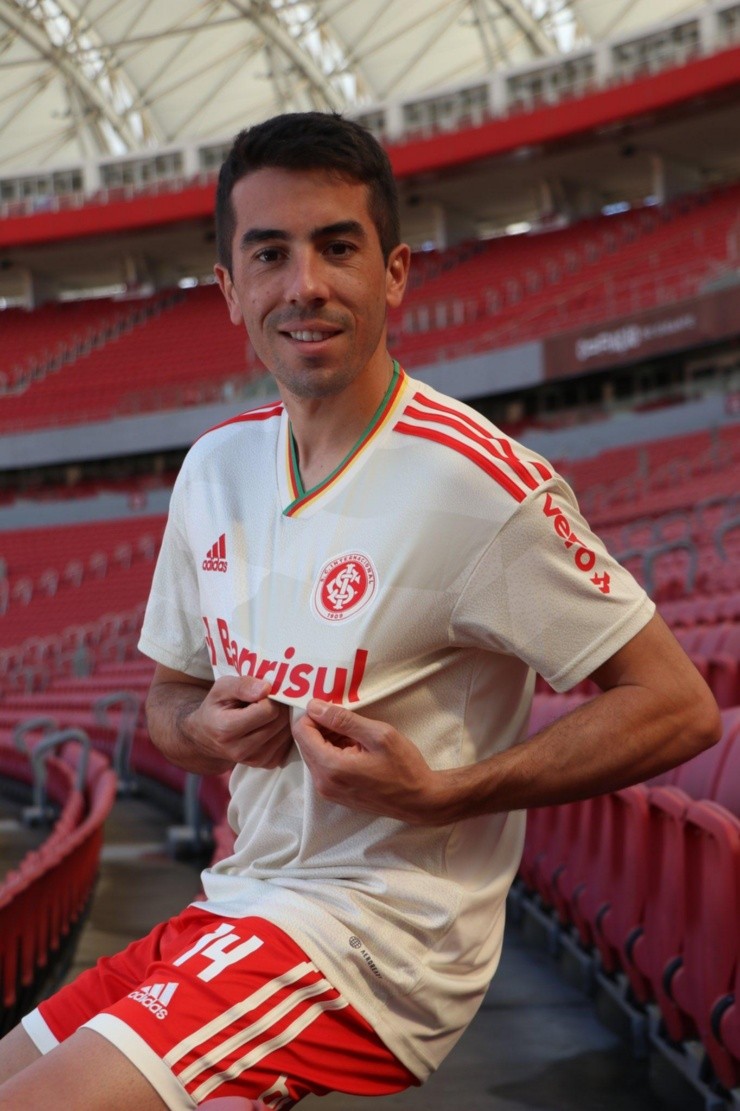 Foto: Reprodução Twitter oficial do Internacional / @SCInternacional - Novo manto reserva do Inter. 