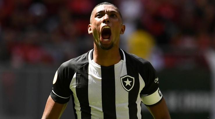 Foto: Mateus Bonomi/AGIF - O zagueiro e capitão já deu sua palavra ao Glorioso