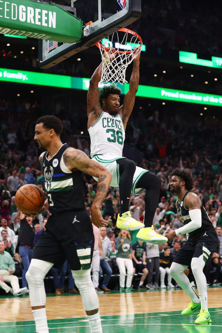 Marcus Smart crava contra os Bucks — Foto: Adam Glanzman / Getty Images