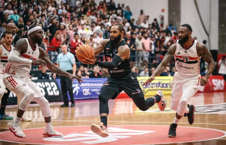 Franca abre vantagem de 2 a 1 contra o São Paulo — Foto: Franca Basquete / Instagram
