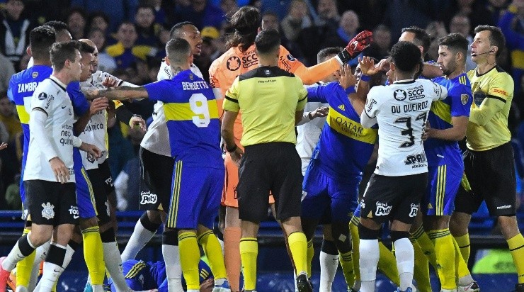 Foto: Fotobairesarg/AGIF - Briga generalizada ocasionou 7 minutos de acréscimos. 