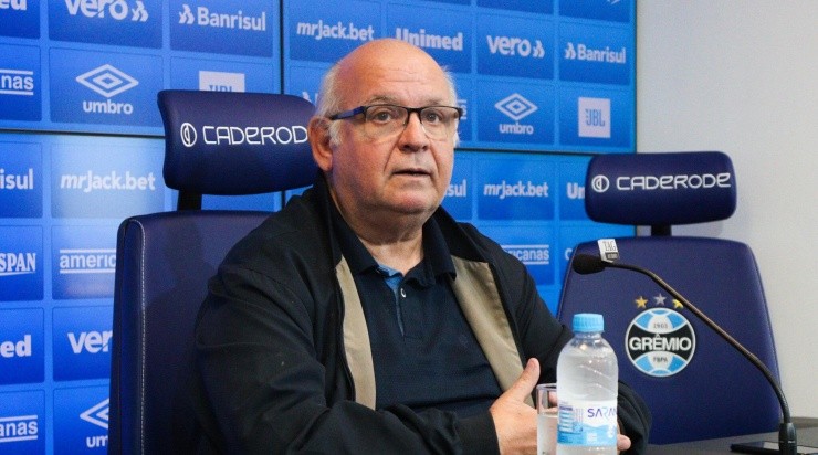 Romildo quer que Lucas Leiva diminua seu salário para que o meia possa ser contratado. Foto: Lucas Uebel/ Grêmio