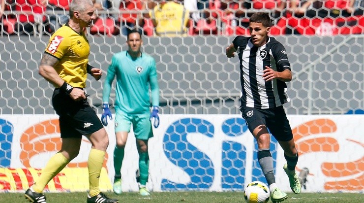 Foto: Vitor Silva/Botafogo/Divulgação - A mudança do nome na camisa era um pedido da torcida, segundo o volante