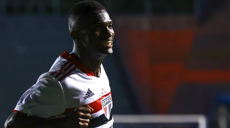 Marcello Zambrana/AGIF - Vitinho pelo São Paulo. 