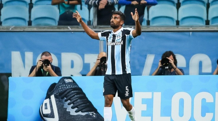 Foto: Pedro H. Tesch/AGIF - Thiago Santos: volante recebe alto e vem sendo pouco utilizado no Grêmio
