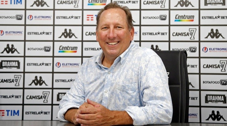 Foto: Vitor Silva/Botafogo/Divulgação - Textor: quer resolver as situações contratuais da dupla