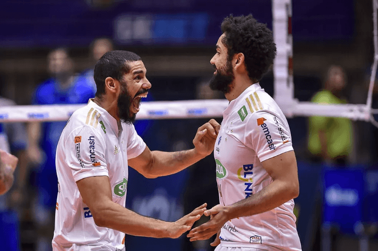 Wallace e Cachopa comemoram ponto do Cruzeiro na final da Superliga de Vôlei — Foto: Divulgação/Sada Cruzeiro