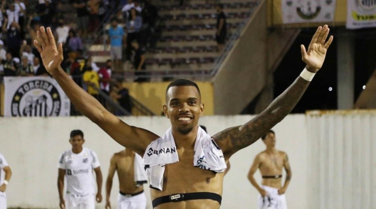 Lucas Pires está na mira do Benfica. Foto:Foto: Pedro Ernesto Guerra Azevedo/Santos FC