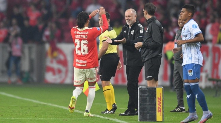Foto: Divulgação/Internacional - Estêvão e Mano Menezes: jovem tem a confiança do treinador colorado