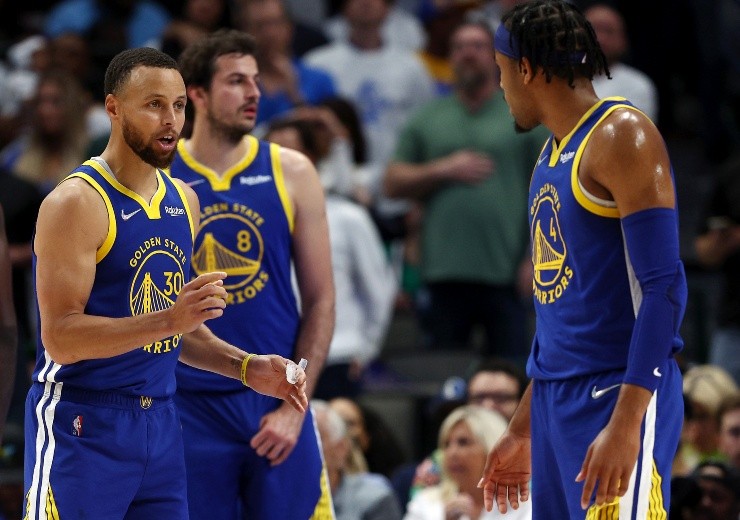 Tom Pennington/Getty Images - Jogadores dos Warriors em quadra