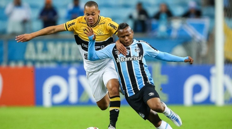 Pedro H. Tesch/AGIF - Caio contra o Grêmio. 